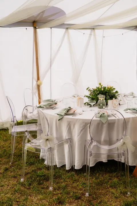 Elegantní svatební tabule s průhlednými židlemi
