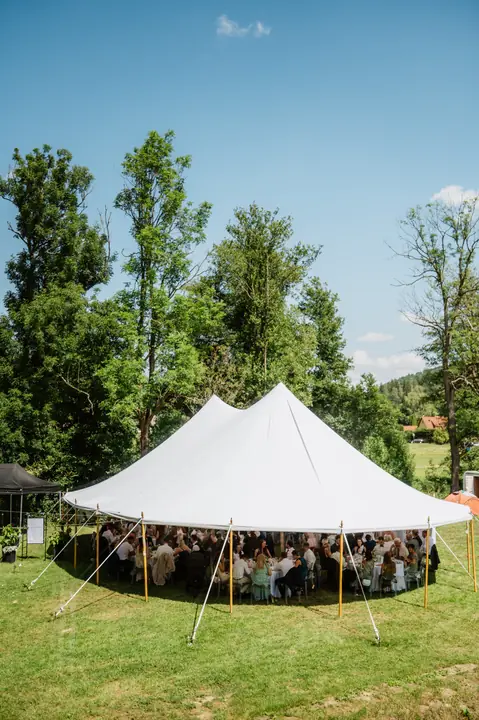 Svatební hostina v kruhovém šapitó